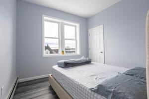 Two BR near Metlife with Laundry & Parking