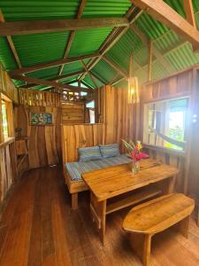 Live the Jungle - Rustic Refuge