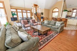 OCEANFRONT, Ocean views, beach access, Pool, PI139, Pine Haven