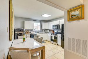 Walk to Beach and Pleasure Pier Galveston Getaway