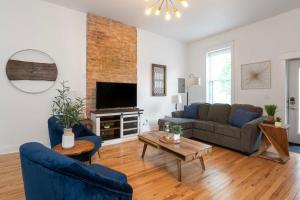 Two Condos for 14 Guests, 5 Bedrooms, Free Parking