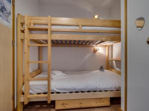 Appartement chaleureux avec balcon et parking privé - FR-1-690-26