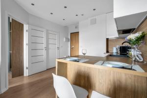 8th Floor Włochy Apt - Balcony, Workspace, AC - by Rentujemy