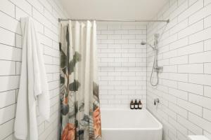 Richmond Penthouse Modern 2BR with City Views