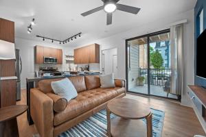 PFR Suites - Highland, 3BR 2BA Shadyside Condo, ADA, 2 Decks and Off-Street Parking