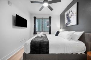 PFR Suites - Highland, 3BR 2BA Shadyside Condo, ADA, 2 Decks and Off-Street Parking