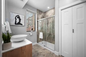 PFR Suites - Highland, 3BR 2BA Shadyside Condo, ADA, 2 Decks and Off-Street Parking