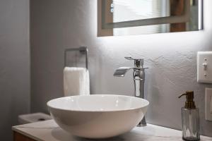 PFR Suites - Highland, 3BR 2BA Shadyside Condo, ADA, 2 Decks and Off-Street Parking