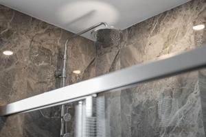 PFR Suites - Highland, 3BR 2BA Shadyside Condo, ADA, 2 Decks and Off-Street Parking