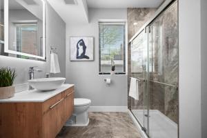 PFR Suites - Highland, 3BR 2BA Shadyside Condo, ADA, Free Parking