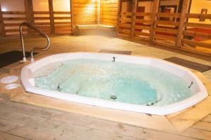 SC113A1BR 1BA Sleeps six WIFI Hot Tub Free Parking