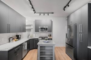 Flawless 3BR Suite with Four Beds, Two Decks and Free Parking in Prime Shadyside Location