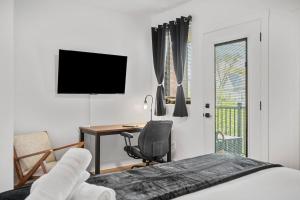 Flawless 3BR Suite with Four Beds, Two Decks and Free Parking in Prime Shadyside Location