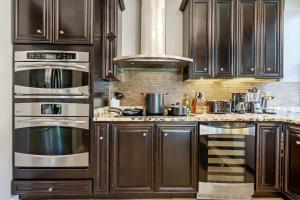 3-Story Historic Home with Steam Shower and 3 King Beds in Walkable Shadyside