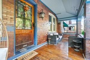 3-Story Historic Home with Steam Shower and 3 King Beds in Walkable Shadyside