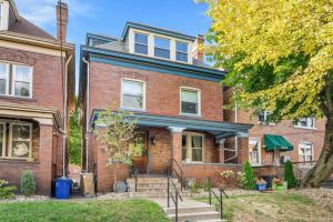 3-Story Historic Home with Steam Shower and 3 King Beds in Walkable Shadyside
