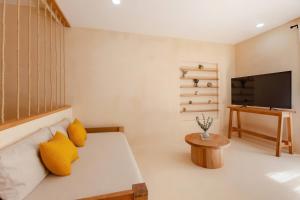 Swim Up Jungle Loft w Rooftop Beach Club Access