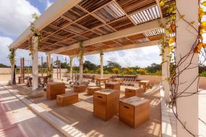 Swim Up Jungle Loft w Rooftop Beach Club Access