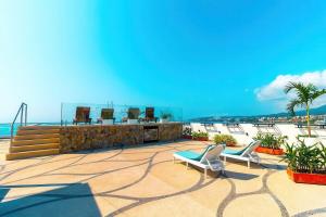 Luxury Beachfront Escape with Rooftop Pool - Views