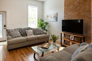 3 Bedroom Condo - Close to Stadiums & Downtown