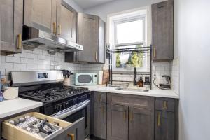 Three BR near Metlife with Laundry & Parking