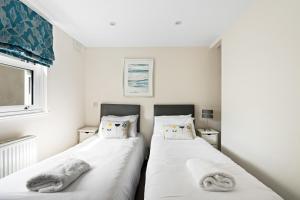 Hosted by StaySejour - 3Bed Town House - Free Parking