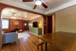 Historic Charm-Central Location-King Beds-Fenced Yard