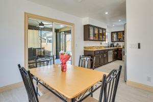 Near Shopping & Golf: Family Retreat in Las Vegas!