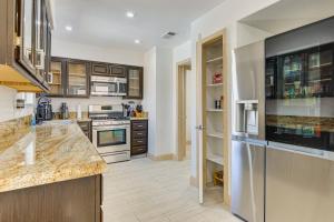 Near Shopping & Golf: Family Retreat in Las Vegas!