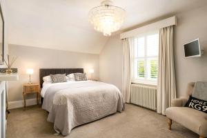 Charming gated cottage 3 Beds 2 Baths 2 cars