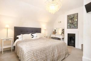 Charming gated cottage 3 Beds 2 Baths 2 cars