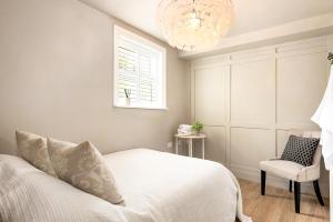 Charming gated cottage 3 Beds 2 Baths 2 cars