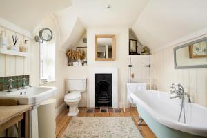 Charming gated cottage 3 Beds 2 Baths 2 cars