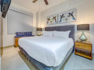 2 Pools and Gym w Workspace | Romantic Zone 1BR