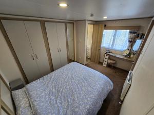 2 Bed Caravan With Decking