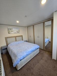 2 Bed Caravan With Decking