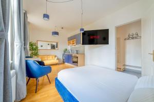 De Luxe Suite with balcony in Angelo Residence by Rentez