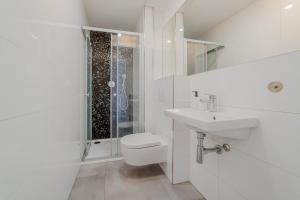 De Luxe Suite with balcony in Angelo Residence by Rentez