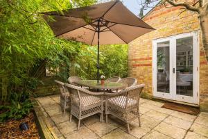 Charming gated cottage 3 Beds 2 Baths 2 cars