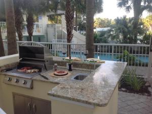 Destin West Sandpiper L06 - Huge Patio & Tiki Bar and Outdoor Kitchen - Steps to Lazy River