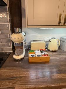 Bewdley River Cottage - Free private gated parking for 2 cars - River front location