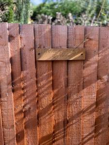 Bewdley River Cottage - Free private gated parking for 2 cars - River front location