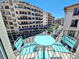 Iconic and bright style in Nice