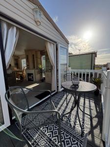 Welsh Bayview Retreat 2-Bed Caravan & 2-Bed Chalet at Clarach Bay Holiday Village