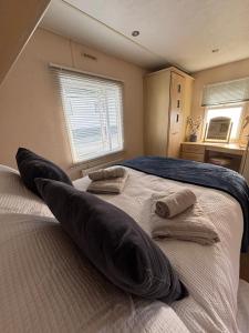 Welsh Bayview Retreat 2-Bed Caravan & 2-Bed Chalet at Clarach Bay Holiday Village