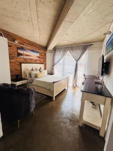 Cosy escape Balcony High speed WiFi Amenities