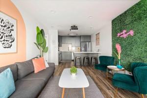 Best Location Walk to Midtown Bars and Restaurants