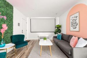 Best Location Walk to Midtown Bars and Restaurants