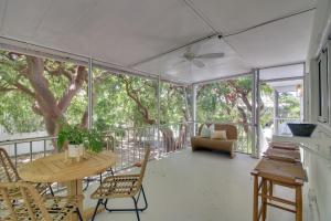 Steps to Gulf Sleek Top-Floor Apt in Tavernier!