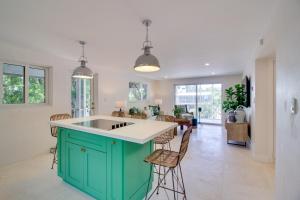 Steps to Gulf Sleek Top-Floor Apt in Tavernier!